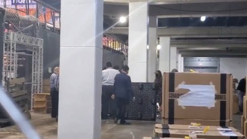 ХАОС НА ИЗБОРИМА У САД: После недељу дана пронађено више од 150 нових кутија са гласовима (ВИДЕО) ХАОС НА ИЗБОРИМА У САД: После недељу дана пронађено више од 150 нових кутија са гласовима (ВИДЕО)