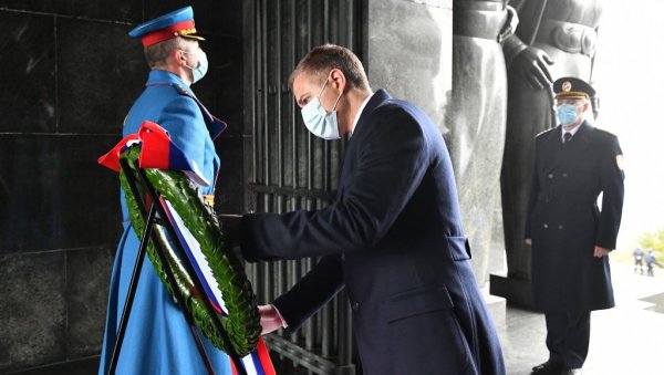 ОДБРАНИЛИ СТЕ ЧАСТ И СЛОБОДУ СРПСКОГ НАРОДА: Министар Стефановић положио венац на споменик Незнаном јунаку поводом Дана примирја ОДБРАНИЛИ СТЕ ЧАСТ И СЛОБОДУ СРПСКОГ НАРОДА: Министар Стефановић положио венац на споменик Незнаном јунаку поводом Дана примирја