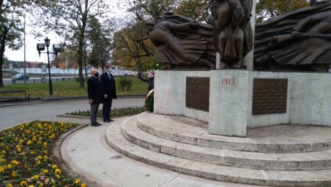 ВЕНЦИ КРАЈ СПОМЕНИКА ПАЛИМ ШУМАДИНЦИМА: Поводом Дана примирја челници Крагујевца положили цвеће ВЕНЦИ КРАЈ СПОМЕНИКА ПАЛИМ ШУМАДИНЦИМА: Поводом Дана примирја челници Крагујевца положили цвеће