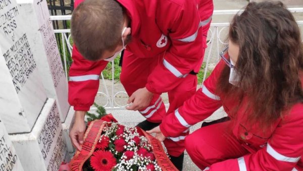 СЕЋАЊЕ НА ХУМАНИСТЕ: На Варошком гробљу у Крагујевцу одата почаст страдалима у Првом светском рату СЕЋАЊЕ НА ХУМАНИСТЕ: На Варошком гробљу у Крагујевцу одата почаст страдалима у Првом светском рату