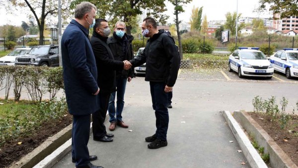 ВУЛИН ЧЕСТИТАО ГРАЂАНИМА ДАН ПРИМИРЈА: Преци су нама оставили обавезу да бринемо да Србија буде сигурна ВУЛИН ЧЕСТИТАО ГРАЂАНИМА ДАН ПРИМИРЈА: Преци су нама оставили обавезу да бринемо да Србија буде сигурна