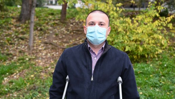 МЕДАЉА ЗА НЕБОЈШУ АПОСТОЛОВИЋА: Председник одликовао мајора кога су хулигани засули каменицама током протеста испред Народне скупштине МЕДАЉА ЗА НЕБОЈШУ АПОСТОЛОВИЋА: Председник одликовао мајора кога су хулигани засули каменицама током протеста испред Народне скупштине