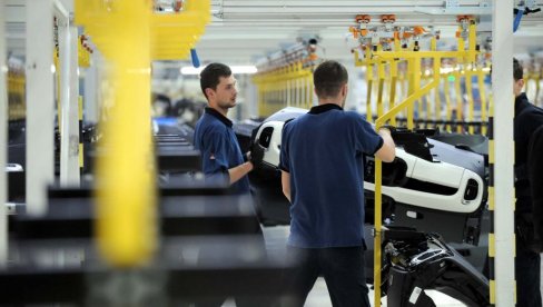НА ОДМОРУ ДУЖЕ НЕГО У ПОГОНУ: У Фијат Крајслер аутомобилима Србија ове године 50 радних дана, запослени страхују за судбину фабрике НА ОДМОРУ ДУЖЕ НЕГО У ПОГОНУ: У Фијат Крајслер аутомобилима Србија ове године 50 радних дана, запослени страхују за судбину фабрике