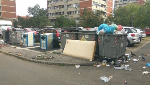 PRELIVA SMEĆE IZ KONTEJNERA: Građani upućuju žalbe Beokom servisu kao i komunalnom preduzeću Čistoća PRELIVA SMEĆE IZ KONTEJNERA: Građani upućuju žalbe Beokom servisu kao i komunalnom preduzeću Čistoća