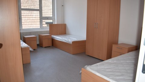 ПРИХВАТИЛИШТЕ ПРАЗНО, БЕСКУЋНИЦИ НА УЛИЦИ: У Кикинди је летос потпуно уређен смештај за социјално угрожене, али се још не користи ПРИХВАТИЛИШТЕ ПРАЗНО, БЕСКУЋНИЦИ НА УЛИЦИ: У Кикинди је летос потпуно уређен смештај за социјално угрожене, али се још не користи