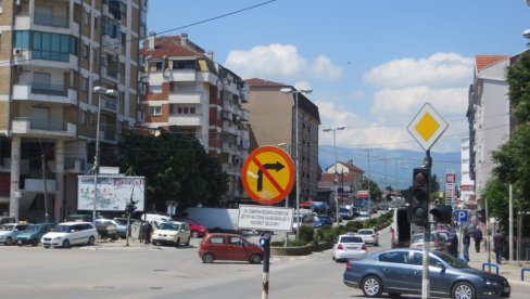 AMBASADA SRBIJE OSUDILA VANDALIZAM U KUMANOVU: Osoba ogrnuta albanskom zastavom nasilno uklonila tablu sa grbom Srbije AMBASADA SRBIJE OSUDILA VANDALIZAM U KUMANOVU: Osoba ogrnuta albanskom zastavom nasilno uklonila tablu sa grbom Srbije