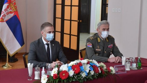 MINISTAR STEFANOVIĆ U KOMANDI ZA OBUKU: Za razvoj Vojske ključna obuka mladih ljudi, to je kičma odbrane naše države (FOTO) MINISTAR STEFANOVIĆ U KOMANDI ZA OBUKU: Za razvoj Vojske ključna obuka mladih ljudi, to je kičma odbrane naše države (FOTO)
