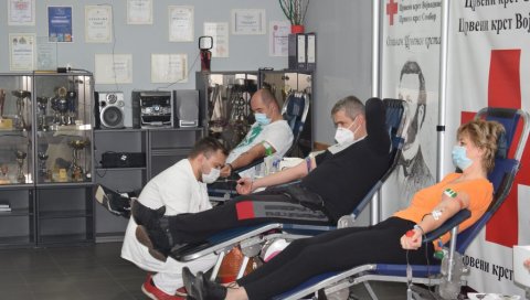 ПРИКУПЉЕНО 49 ЈЕДИНИЦА КРВИ Нова акција Црвеног крста у Сомбору ПРИКУПЉЕНО 49 ЈЕДИНИЦА КРВИ Нова акција Црвеног крста у Сомбору