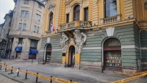 SKULPTURE STARE VIŠE OD VEKA KORODIRAJU IZNUTRA: Oštećeni Atlasi na Gradskoj biblioteci u Subotici SKULPTURE STARE VIŠE OD VEKA KORODIRAJU IZNUTRA: Oštećeni Atlasi na Gradskoj biblioteci u Subotici