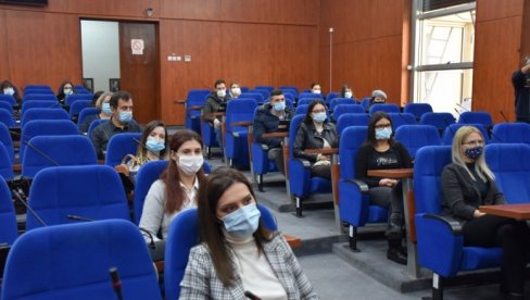ГРАМ ПРАКСЕ ТЕЖИ ОД ТОНЕ ТЕОРИЈЕ: Настављена традиција финансирања стручне праксе високошколаца ГРАМ ПРАКСЕ ТЕЖИ ОД ТОНЕ ТЕОРИЈЕ: Настављена традиција финансирања стручне праксе високошколаца