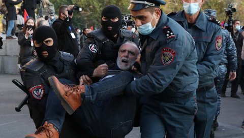 ХАОС У ЈЕРЕВАНУ, НАРОД ТРАЖИ ОСТАВКУ ПАШИЊАНА: Блокиране улице, полиција хапси демонстранте (ВИДЕО) ХАОС У ЈЕРЕВАНУ, НАРОД ТРАЖИ ОСТАВКУ ПАШИЊАНА: Блокиране улице, полиција хапси демонстранте (ВИДЕО)