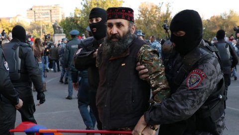ЈЕРМЕНИ НЕ ПРИЗНАЈУ ПОРАЗ: Ухапшено више од 60 људи у Јеревану, имају само један захтев (ФОТО) ЈЕРМЕНИ НЕ ПРИЗНАЈУ ПОРАЗ: Ухапшено више од 60 људи у Јеревану, имају само један захтев (ФОТО)