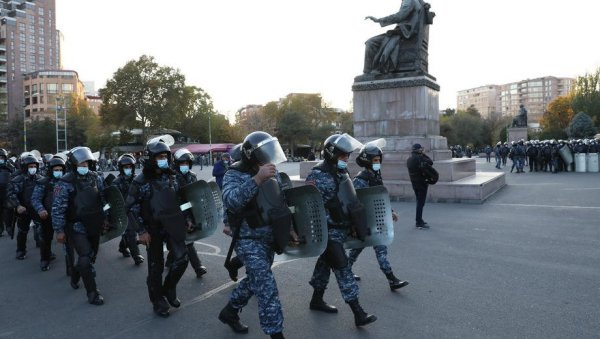 ЕКСПЛОЗИЈА У ЗГРАДИ УНИВЕРЗИТЕТА У ЈЕРЕВАНУ: Погинула једна особа, три задобиле тешке повреде ЕКСПЛОЗИЈА У ЗГРАДИ УНИВЕРЗИТЕТА У ЈЕРЕВАНУ: Погинула једна особа, три задобиле тешке повреде