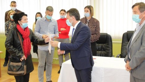 ДОДЕЉЕНИ ПОДСТИЦАЈИ У УГЉЕВИКУ: Помоћ привредницима и пољопривредницима ДОДЕЉЕНИ ПОДСТИЦАЈИ У УГЉЕВИКУ: Помоћ привредницима и пољопривредницима