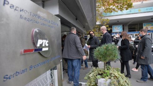 TRAŽE RAZGOVOR SA VRHOM RTS: Devet opozicionih stranaka i pokreta predalo zahtev javnom medijskom servisu TRAŽE RAZGOVOR SA VRHOM RTS: Devet opozicionih stranaka i pokreta predalo zahtev javnom medijskom servisu