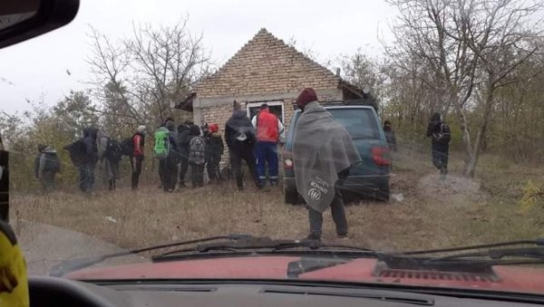 САМ ИСТЕРАО 50 МИГРАНАТА ИЗ ВИКЕНДИЦЕ: Несвакидашњи случај у Риђици код Сомбора када је мештанин на свом поседу затекао нежељене станаре САМ ИСТЕРАО 50 МИГРАНАТА ИЗ ВИКЕНДИЦЕ: Несвакидашњи случај у Риђици код Сомбора када је мештанин на свом поседу затекао нежељене станаре