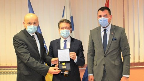 ВАСИЛИЈУ ПЕРИЋУ УРУЧЕН ОРДЕН „ЕВРОПСКОГ ПОКРЕТА У БиХ: Начелник Угљевика добио још једно одликовање за рад и труд у својој општини ВАСИЛИЈУ ПЕРИЋУ УРУЧЕН ОРДЕН „ЕВРОПСКОГ ПОКРЕТА У БиХ: Начелник Угљевика добио још једно одликовање за рад и труд у својој општини