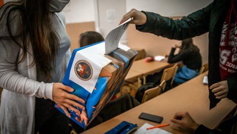 ЂАЦИ ЗА БОЉЕ УСЛОВЕ: У сомборским средњим школама ученици гласају о томе у које пројекте треба уложити новац ЂАЦИ ЗА БОЉЕ УСЛОВЕ: У сомборским средњим школама ученици гласају о томе у које пројекте треба уложити новац
