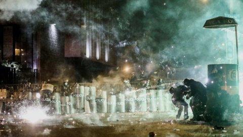 ДРАМАТИЧНО У ПЕРУУ: Полиција гуменим мецима и сузавцем растерала демонстранте, повређено 11 људи (ФОТО/ВИДЕО) ДРАМАТИЧНО У ПЕРУУ: Полиција гуменим мецима и сузавцем растерала демонстранте, повређено 11 људи (ФОТО/ВИДЕО)