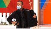 HARMONIKAŠ NASTUPOM ODUŠEVIO GLEDAOCE: Čim je krenuo da svira dugmetaru,  društvene mreže su počele da gore - OBRVE SU HIT (VIDEO)