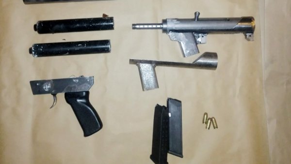 ХАПШЕЊЕ КРАЉЕВЧАНИНА: Код осумњиченог за којим је већ била расписана потерница пронађени дрога и оружје (ФОТО) ХАПШЕЊЕ КРАЉЕВЧАНИНА: Код осумњиченог за којим је већ била расписана потерница пронађени дрога и оружје (ФОТО)
