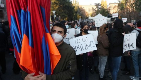 МИНУТ ЋУТАЊА, ПА ОПШТИ ХАОС: Одата пошта палим борцима у Јеревану, улицама одјекује Никол издајник! (ВИДЕО) МИНУТ ЋУТАЊА, ПА ОПШТИ ХАОС: Одата пошта палим борцима у Јеревану, улицама одјекује Никол издајник! (ВИДЕО)