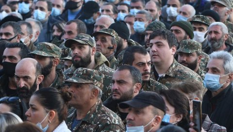 ПАШИЊАН ЗОВЕ ВОЈСКУ У ЈЕРЕВАН: Момци, дођите и решите питање ових што цвиле испод зидова ПАШИЊАН ЗОВЕ ВОЈСКУ У ЈЕРЕВАН: Момци, дођите и решите питање ових што цвиле испод зидова