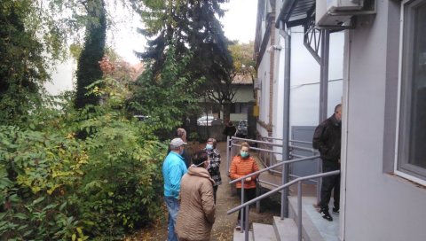 ТРЕЋИНА ТЕСТИРАНИХ У КИКИНДИ ПОЗИТИВНА НА КОРОНУ: Међу оболелима и здравствени радници, грађани на прегледе чекају испред амбуланте (ФОТО) ТРЕЋИНА ТЕСТИРАНИХ У КИКИНДИ ПОЗИТИВНА НА КОРОНУ: Међу оболелима и здравствени радници, грађани на прегледе чекају испред амбуланте (ФОТО)