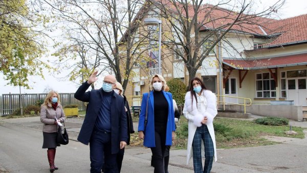 НАЈБИТНИЈИ ЗА ОЧУВАЊЕ ЗДРАВСТВЕНОГ СИСТЕМА: Милош Вучевић и Дарија Кисић Тепавчевић посетили Геронтолошки центар у Футогу НАЈБИТНИЈИ ЗА ОЧУВАЊЕ ЗДРАВСТВЕНОГ СИСТЕМА: Милош Вучевић и Дарија Кисић Тепавчевић посетили Геронтолошки центар у Футогу