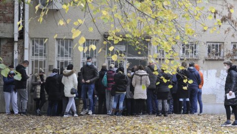 ОГРОМНЕ ГУЖВЕ ИСПРЕД КОВИД АМБУЛАНТИ: Десетине Београђана чека ред за тестирање (ФОТО) ОГРОМНЕ ГУЖВЕ ИСПРЕД КОВИД АМБУЛАНТИ: Десетине Београђана чека ред за тестирање (ФОТО)
