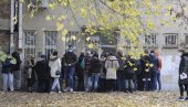 ОГРОМНЕ ГУЖВЕ ИСПРЕД КОВИД АМБУЛАНТИ: Десетине Београђана чека ред за тестирање (ФОТО) ОГРОМНЕ ГУЖВЕ ИСПРЕД КОВИД АМБУЛАНТИ: Десетине Београђана чека ред за тестирање (ФОТО)