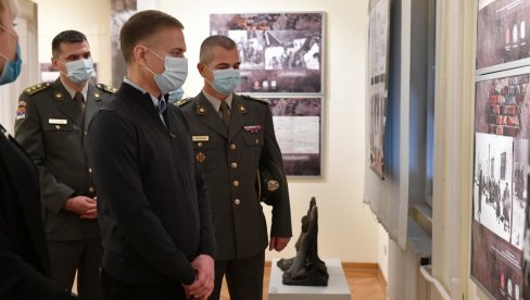 СЕЋАЊЕ НА ЖРТВЕ: Министар Стефановић посетио изложбу „Ратна слика Србије у Другом светском рату, 1941-1945“ у Дому Војске (ФОТО) СЕЋАЊЕ НА ЖРТВЕ: Министар Стефановић посетио изложбу „Ратна слика Србије у Другом светском рату, 1941-1945“ у Дому Војске (ФОТО)