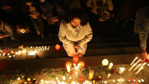 STOTINE SVEĆA ZA HEROJE: U Jerevanu počeo komemorativni skup u znak sećanja na poginule vojnike u Nagorno Karabahu (FOTO) STOTINE SVEĆA ZA HEROJE: U Jerevanu počeo komemorativni skup u znak sećanja na poginule vojnike u Nagorno Karabahu (FOTO)