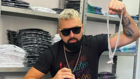ДОГОВАРАЈУ ПОСЛОВНУ САРАДЊУ: Репер Џала Брат угостио популарног јутјубера Баку Прасета у Сарајеву ДОГОВАРАЈУ ПОСЛОВНУ САРАДЊУ: Репер Џала Брат угостио популарног јутјубера Баку Прасета у Сарајеву