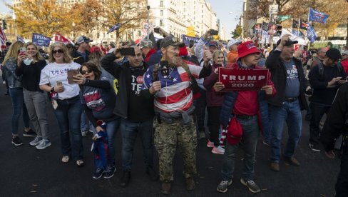БАЈДЕНОВИ ЕКСТРЕМИСТИ НАПАЛИ ТРАМПОВЕ ПРИСТАЛИЦЕ: Избио хаос у Вашингтону! (ФОТО/ВИДЕО) БАЈДЕНОВИ ЕКСТРЕМИСТИ НАПАЛИ ТРАМПОВЕ ПРИСТАЛИЦЕ: Избио хаос у Вашингтону! (ФОТО/ВИДЕО)