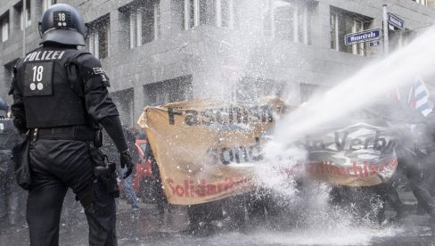 ВОДЕНИ ТОПОВИ ПРОТИВ ДЕМОНСТРАНАТА: Полиција растурила протест у Франкфурту због антиепидемијских мера (ФОТО) ВОДЕНИ ТОПОВИ ПРОТИВ ДЕМОНСТРАНАТА: Полиција растурила протест у Франкфурту због антиепидемијских мера (ФОТО)