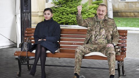 НАКОН ШТО ЈЕ АЗЕРБЕЈЏАНСКА ВОЈСКА ПРЕУЗЕЛА КОНТРОЛУ: Алијев са женом посетио градове у зони борбених дејстава Карабаха НАКОН ШТО ЈЕ АЗЕРБЕЈЏАНСКА ВОЈСКА ПРЕУЗЕЛА КОНТРОЛУ: Алијев са женом посетио градове у зони борбених дејстава Карабаха