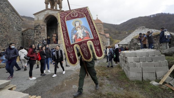 ВРАЋАЈУ СЕ НА ВЕКОВНА ОГЊИШТА: Више од 47.000 избеглица сигло у Нагорно Карабах ВРАЋАЈУ СЕ НА ВЕКОВНА ОГЊИШТА: Више од 47.000 избеглица сигло у Нагорно Карабах