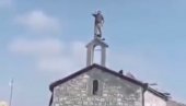 TUGA U KARABAHU: Azerski vojnik sa vrha hrišćanske svetinje viče Alahu akbar (VIDEO) TUGA U KARABAHU: Azerski vojnik sa vrha hrišćanske svetinje viče Alahu akbar (VIDEO)