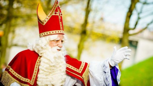 УЗ ПОШТОВАЊЕ МЕРА: Синтерклас - Деда Мраз стигао у Холандију (ФОТО) УЗ ПОШТОВАЊЕ МЕРА: Синтерклас - Деда Мраз стигао у Холандију (ФОТО)