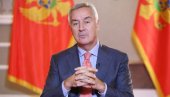МИЛО ПРЕТИ ПРОТЕРИВАЊЕМ СВЕШТЕНИКА! Поменуо је и војску, потпуно је изгубио компас МИЛО ПРЕТИ ПРОТЕРИВАЊЕМ СВЕШТЕНИКА! Поменуо је и војску, потпуно је изгубио компас