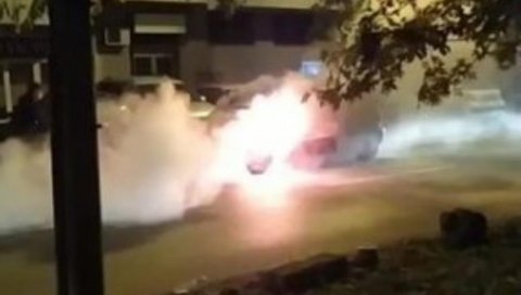 ДРАМА У НОВОМ САДУ: Запалило се такси возило у вожњи, возач успео хитром реакцијом да спречи трагедију! (ВИДЕО) ДРАМА У НОВОМ САДУ: Запалило се такси возило у вожњи, возач успео хитром реакцијом да спречи трагедију! (ВИДЕО)