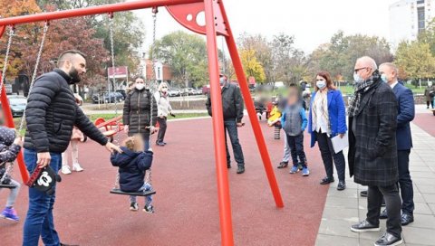 ОТВОРЕН КУТАК ЗА ДЕЧЈУ ИГРУ: Сређен парк у улици Луке Војводића у Скојевском насељу ОТВОРЕН КУТАК ЗА ДЕЧЈУ ИГРУ: Сређен парк у улици Луке Војводића у Скојевском насељу