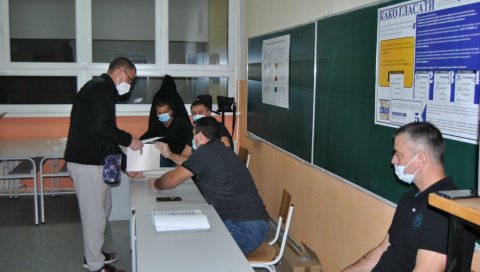 ГРАЂАНИ БИРАЈУ ЛОКАЛНУ ВЛАСТ: У Босни и Херцеговини отворена бирачка места вечерас до 19 сати (ФОТО) ГРАЂАНИ БИРАЈУ ЛОКАЛНУ ВЛАСТ: У Босни и Херцеговини отворена бирачка места вечерас до 19 сати (ФОТО)