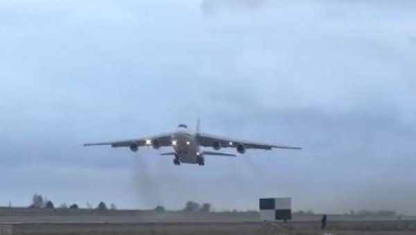 ЈОШ РУСА СЛЕТЕЛО У ЈЕРЕВАН: Два авиона са руским оклопним транспортерима и војницима стигла у Јерменију (ВИДЕО) ЈОШ РУСА СЛЕТЕЛО У ЈЕРЕВАН: Два авиона са руским оклопним транспортерима и војницима стигла у Јерменију (ВИДЕО)