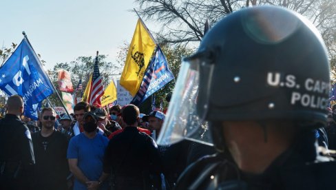 PROTEST NASTAVNIKA I UČENIKA NA FLORIDI: Nećemo dozvoliti da decu uče da su robovi imali koristi od ropstva PROTEST NASTAVNIKA I UČENIKA NA FLORIDI: Nećemo dozvoliti da decu uče da su robovi imali koristi od ropstva