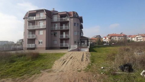 ОВДЕ ЈЕ ПРОНАЂЕН ЛЕШ МУШКАРЦА У НИШУ: Комшије јутрос затекле тело на улазу у зграду (ФОТО) ОВДЕ ЈЕ ПРОНАЂЕН ЛЕШ МУШКАРЦА У НИШУ: Комшије јутрос затекле тело на улазу у зграду (ФОТО)