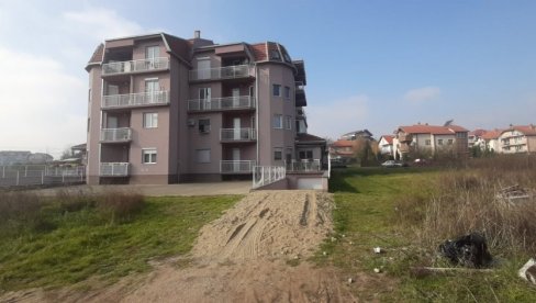 ОВДЕ ЈЕ ПРОНАЂЕН ЛЕШ МУШКАРЦА У НИШУ: Комшије јутрос затекле тело на улазу у зграду (ФОТО) ОВДЕ ЈЕ ПРОНАЂЕН ЛЕШ МУШКАРЦА У НИШУ: Комшије јутрос затекле тело на улазу у зграду (ФОТО)
