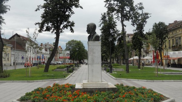 ДА ЛИ СТЕ ЗНАЛИ? Гроб овог народног хероја се налази у центру Вршца (ФОТО) ДА ЛИ СТЕ ЗНАЛИ? Гроб овог народног хероја се налази у центру Вршца (ФОТО)