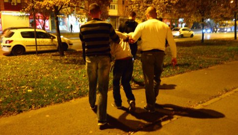 NESVAKIDAŠNJA PLJAČKA KOD OBRENOVCA: Srednjoškolci upali u poštu, evo šta su uspeli da odnesu NESVAKIDAŠNJA PLJAČKA KOD OBRENOVCA: Srednjoškolci upali u poštu, evo šta su uspeli da odnesu